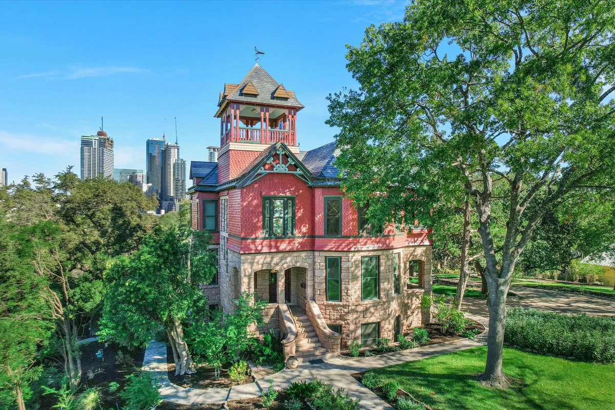 400 Academy Dr — exterior