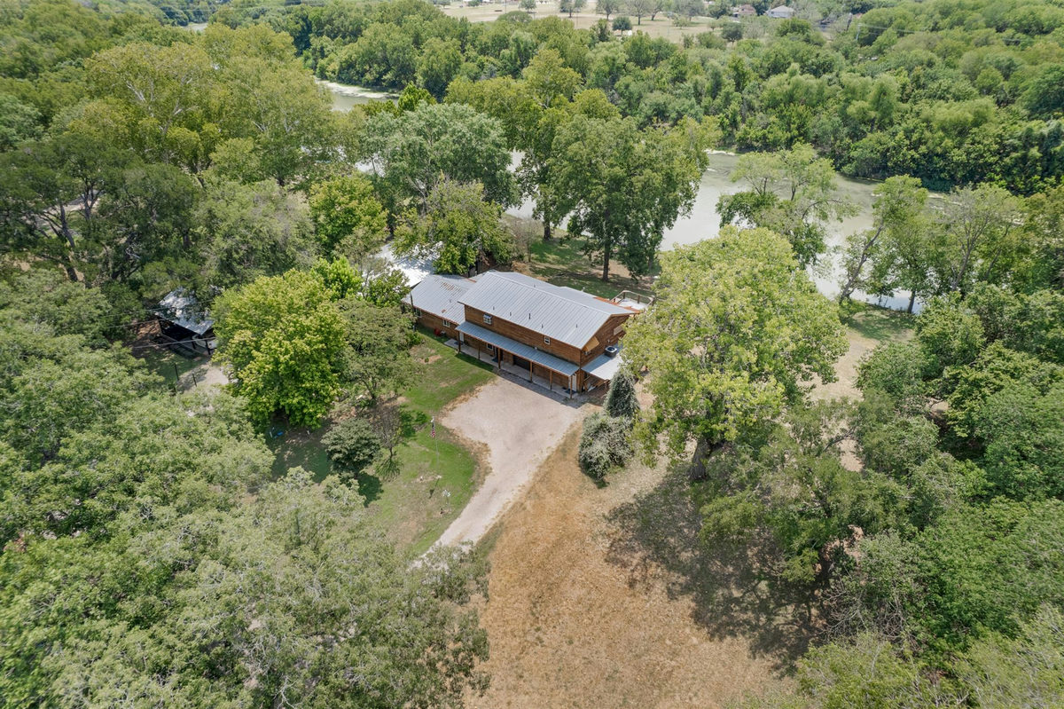 315 Riverwood Dr — exterior