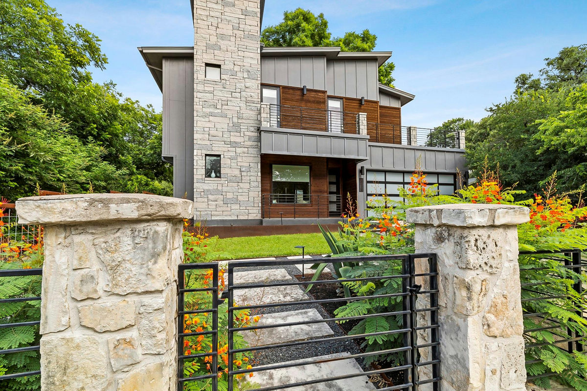 2414 Kinney Rd — exterior