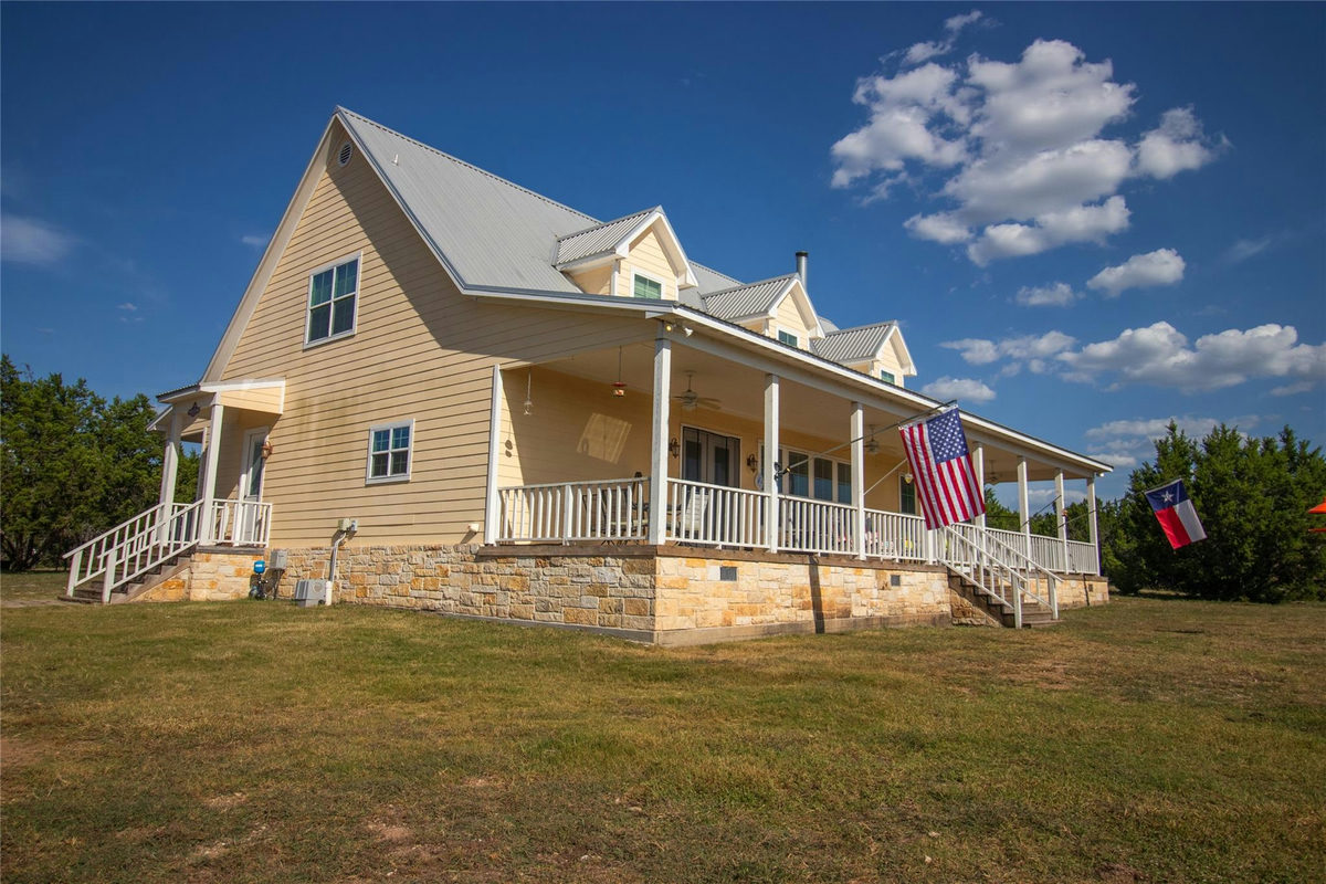 4237 County Road 330 — exterior
