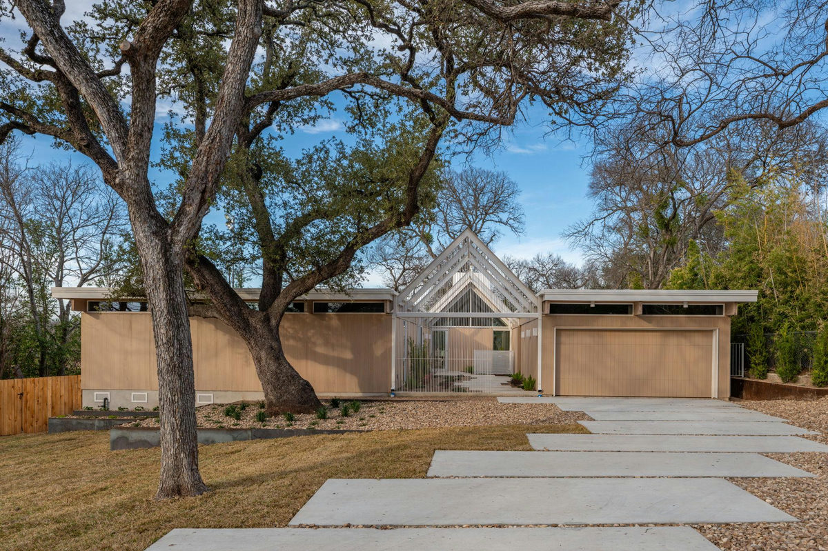 2806 Geraghty Ave — exterior
