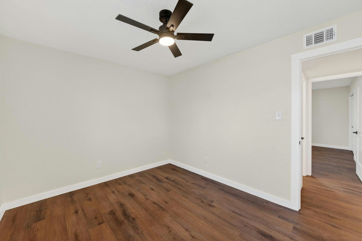 1402 Southport Dr — photo 5