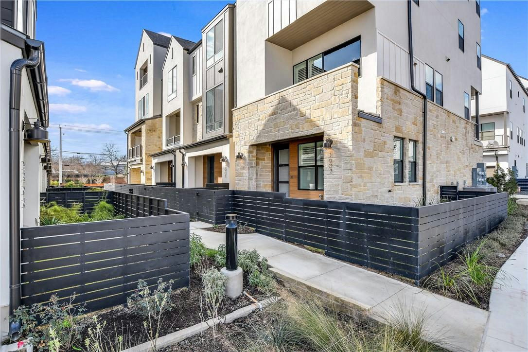 3905 Vantage Dr — exterior