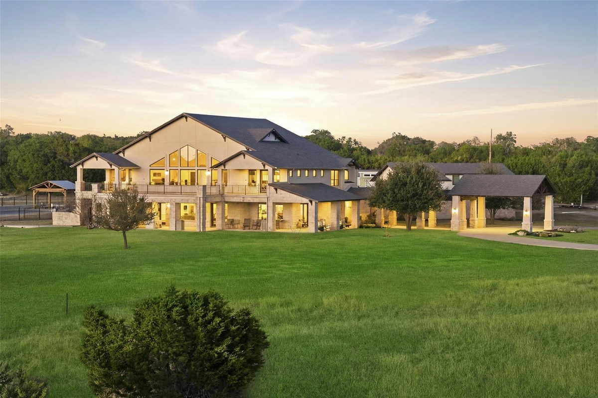 7220 Creek Rd — exterior