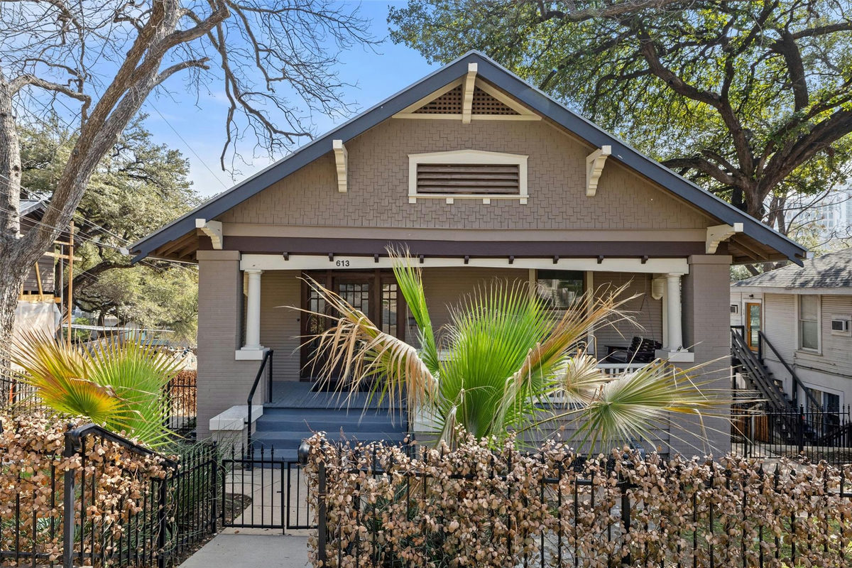 613 Baylor St — exterior