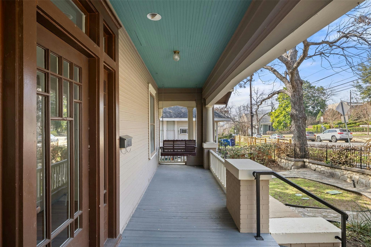 613 Baylor St — photo 2