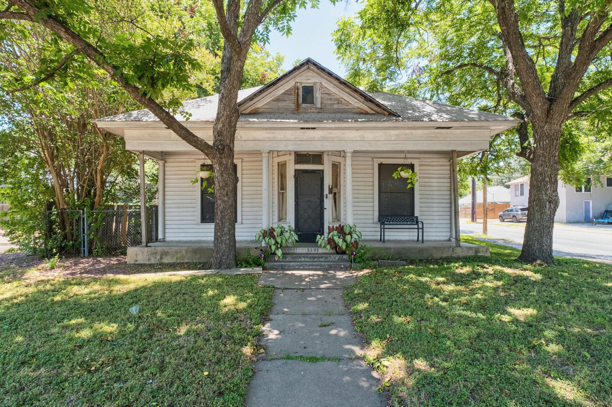 2201 E Cesar Chavez St — exterior