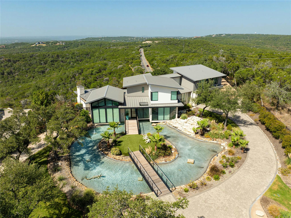 8209 Two Coves Dr — exterior