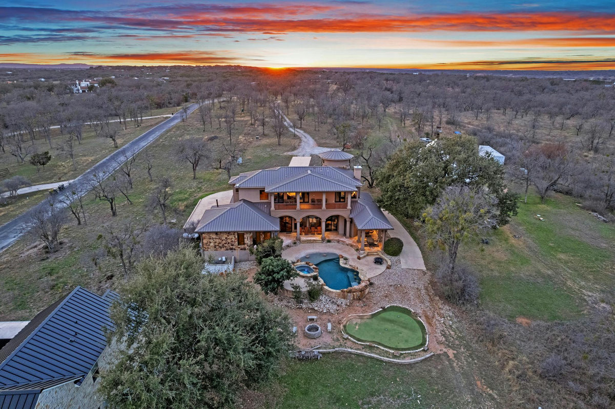 303 Yaupon Dr — exterior