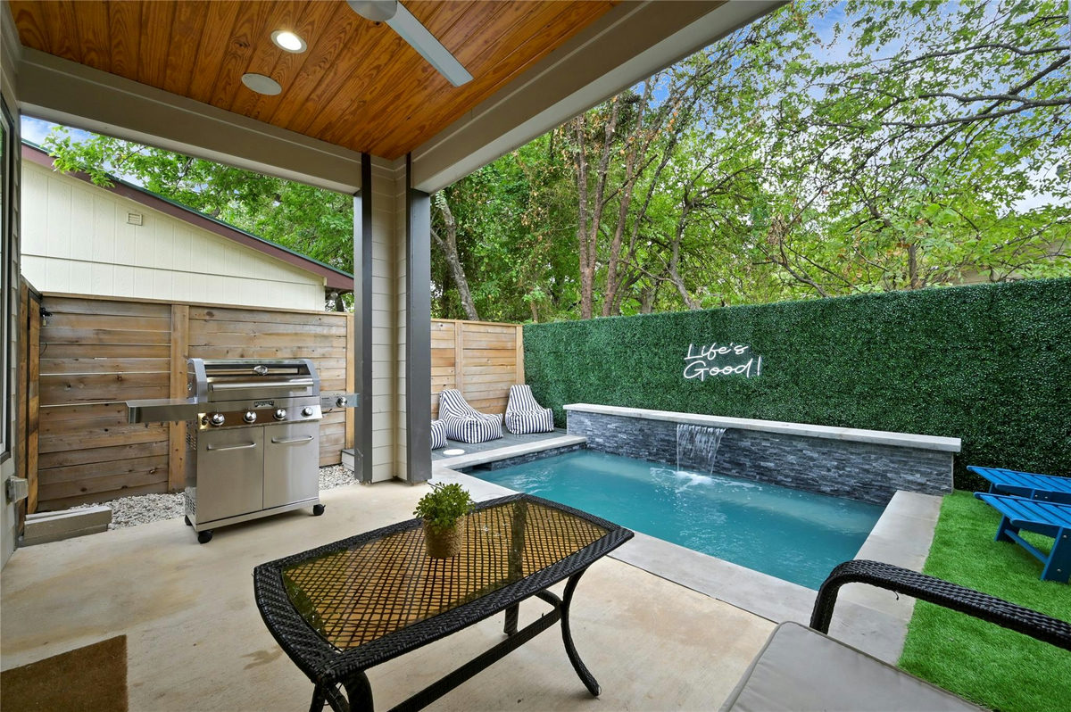 1310 Comal St — exterior