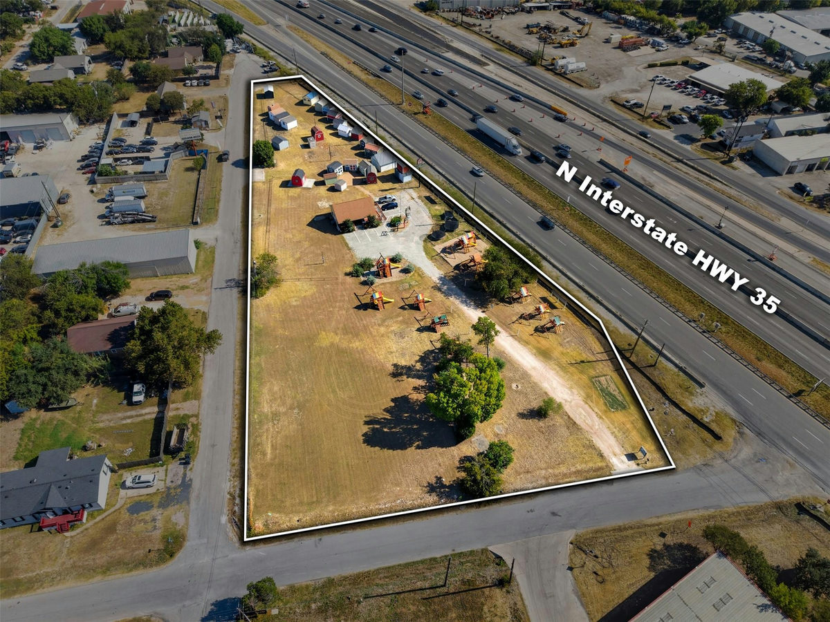 15524 N Interstate 35 Hwy — exterior