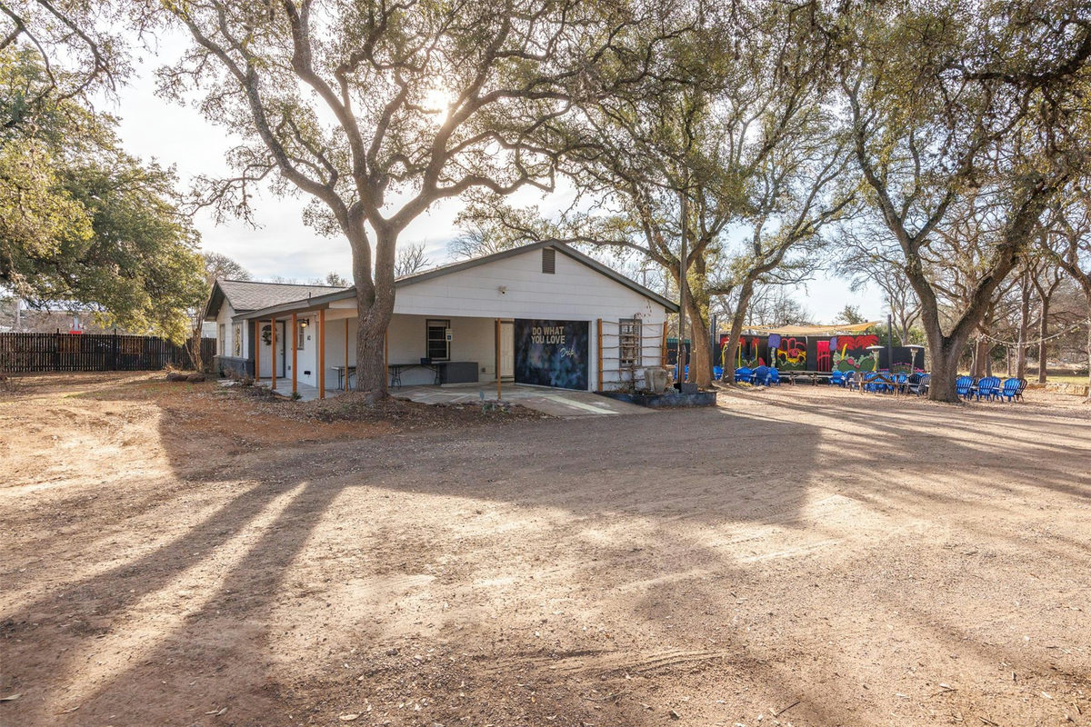 603 W Highway 290 Hwy — exterior
