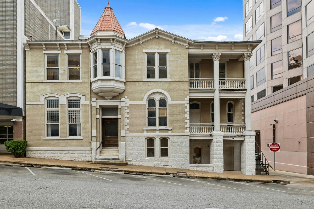 109 E 10th St — exterior
