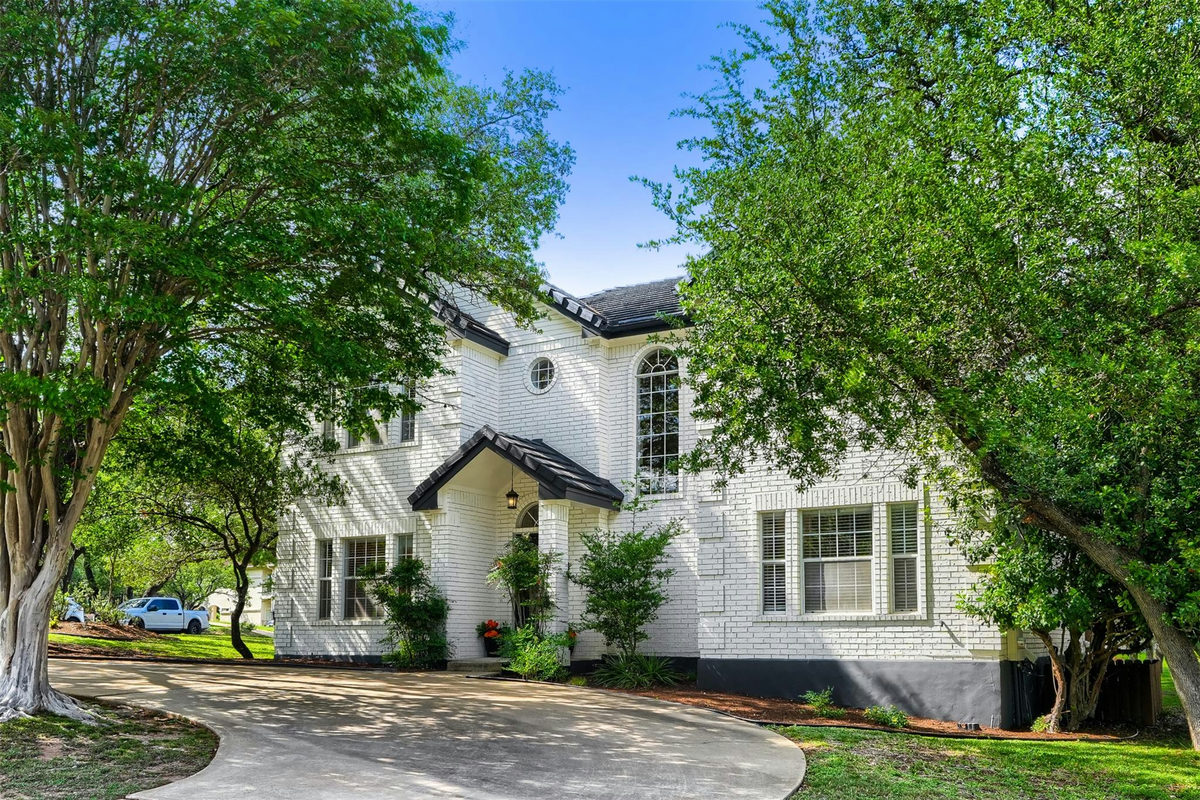 1918 Lakeway Blvd — exterior