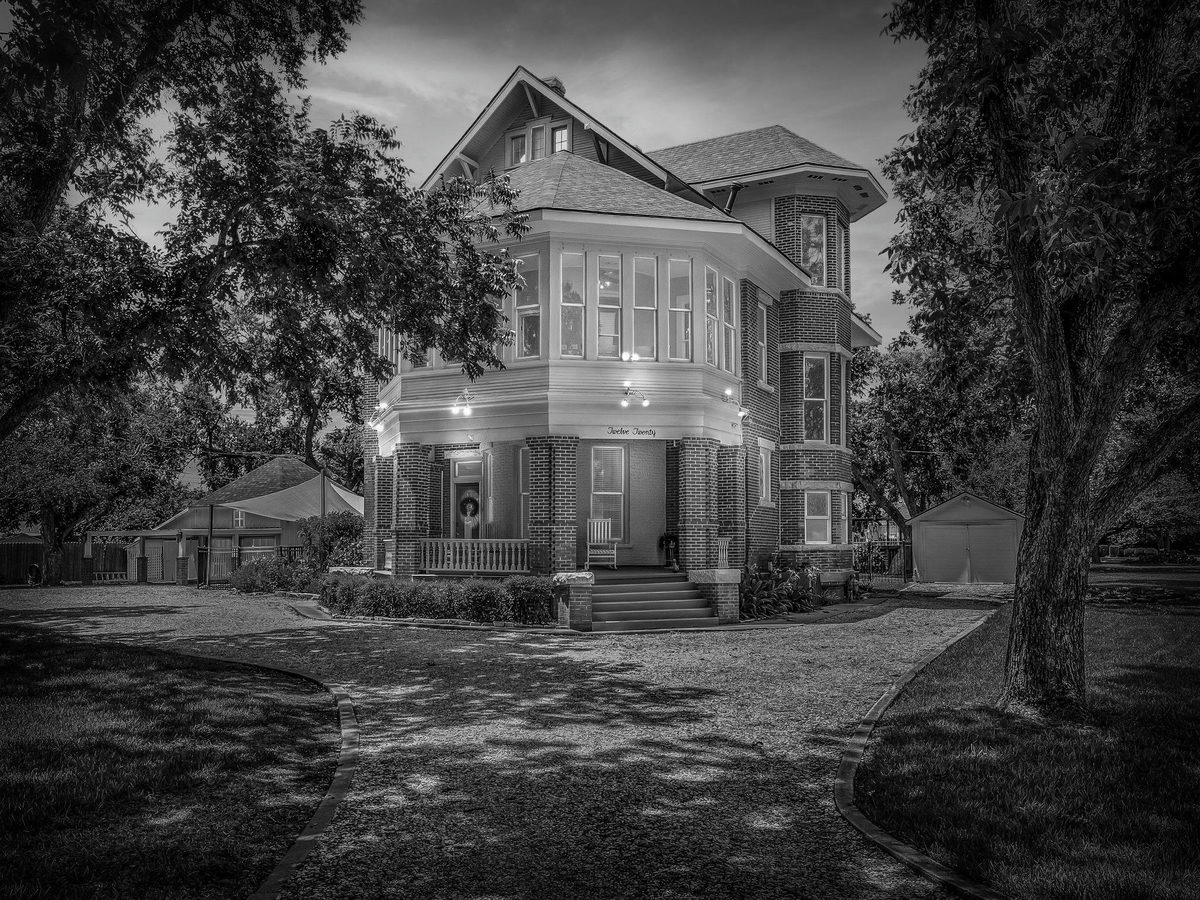 1220 W Lake Dr — exterior