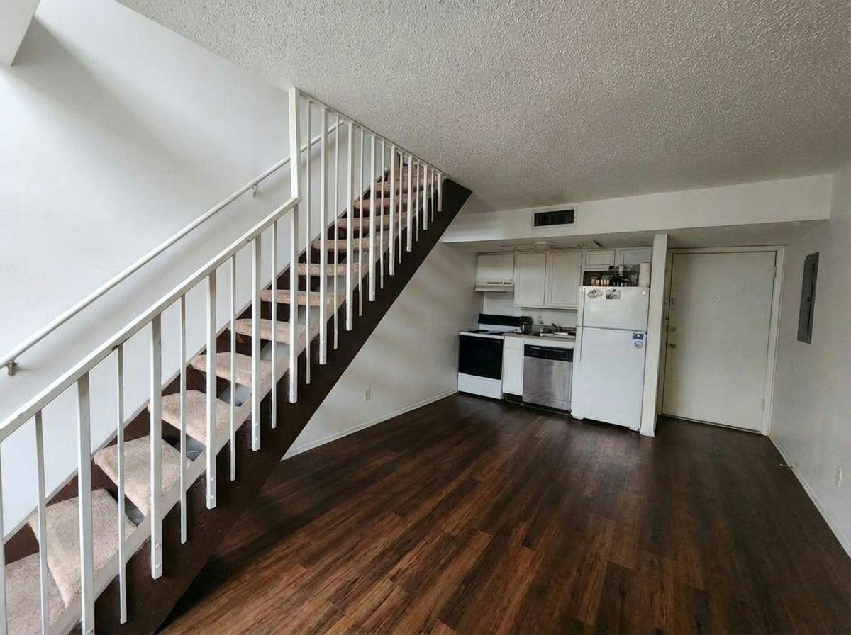 701 W 25th St — photo 2
