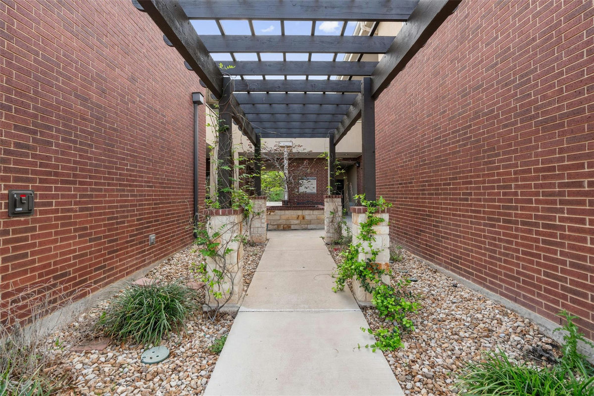 503 E Palm Valley Blvd #220 — photo 4