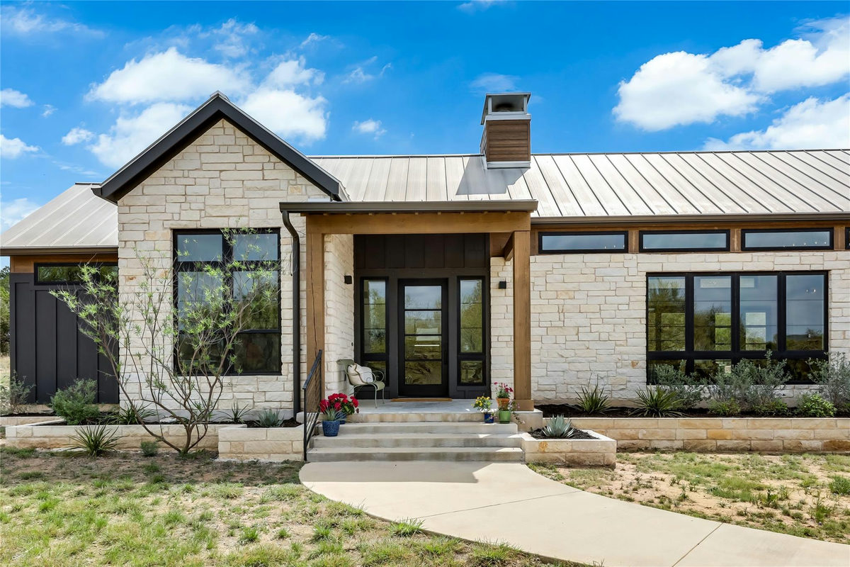 329 Calvary Cv — exterior