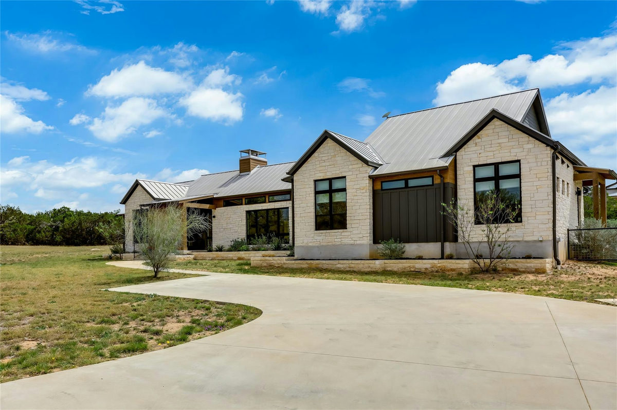 329 Calvary Cv — photo 2