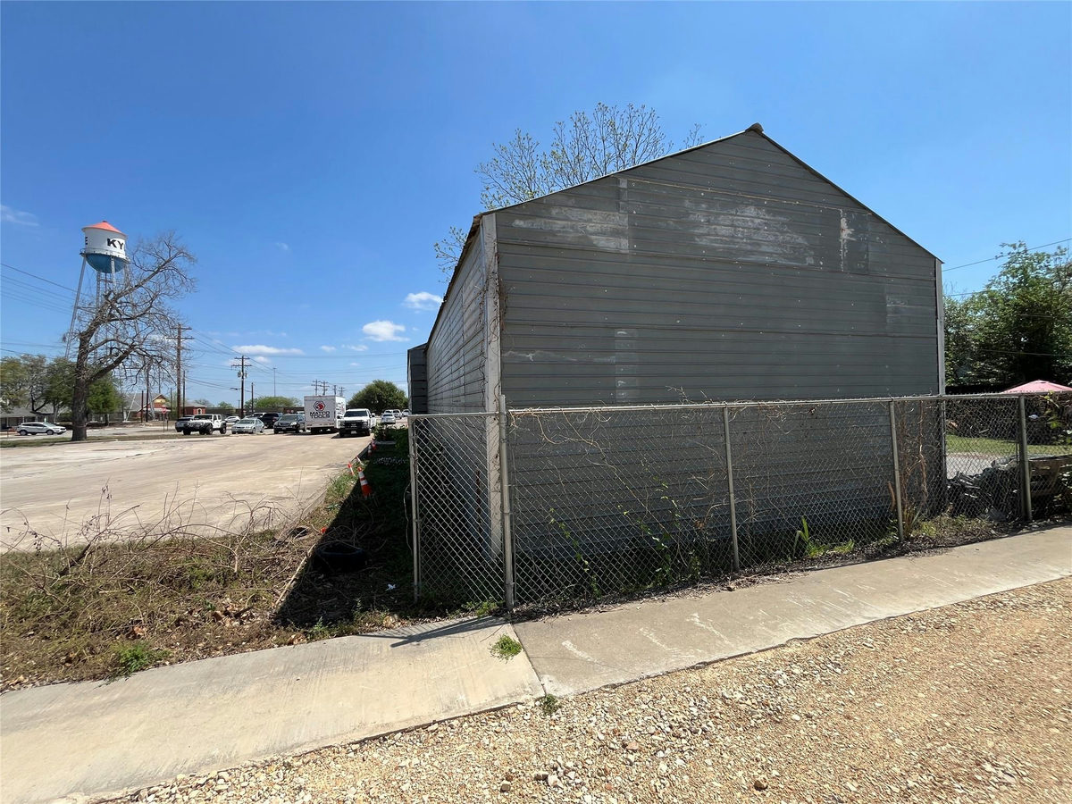 107 N Main St — photo 4