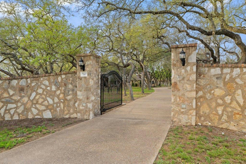 999 Enchanted Oaks Dr — photo 2