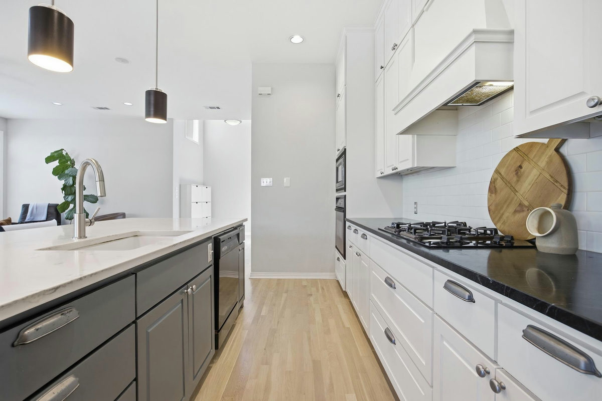406 Hazeltine Dr — photo 2
