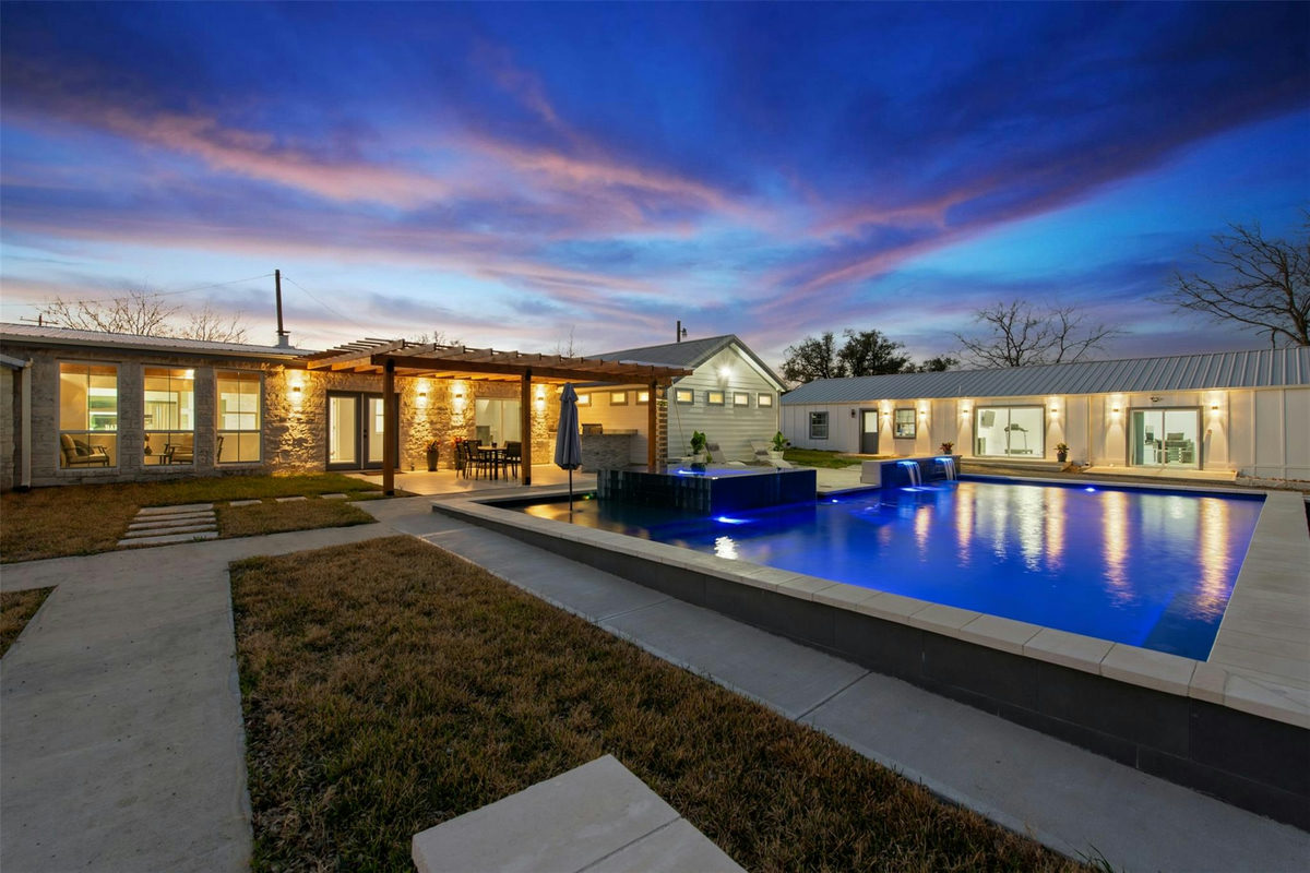 14300 Summit View Dr — exterior