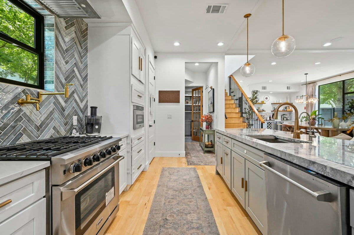 7810 Hardy Dr — exterior