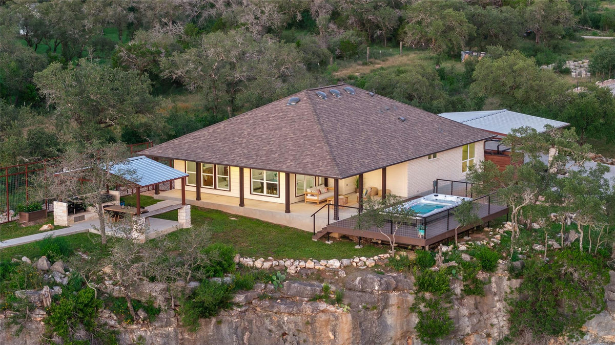 1104 Cliffview Dr — exterior