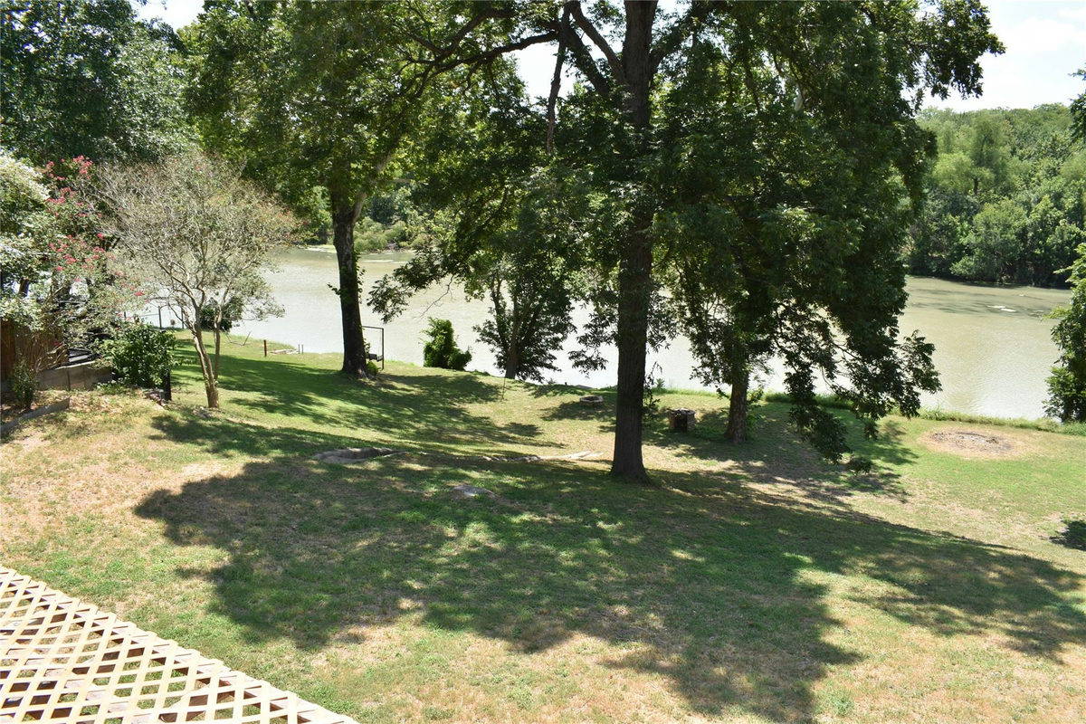315 River wood Dr — exterior