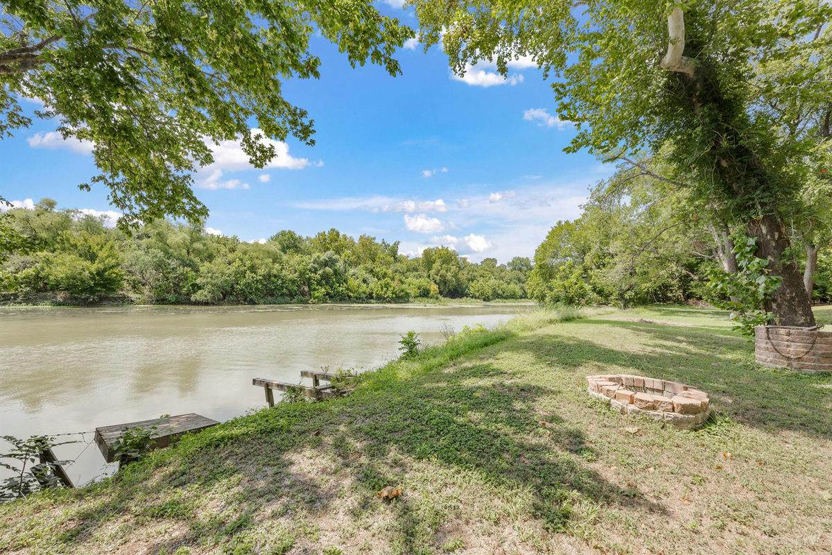 315 River wood Dr — photo 3