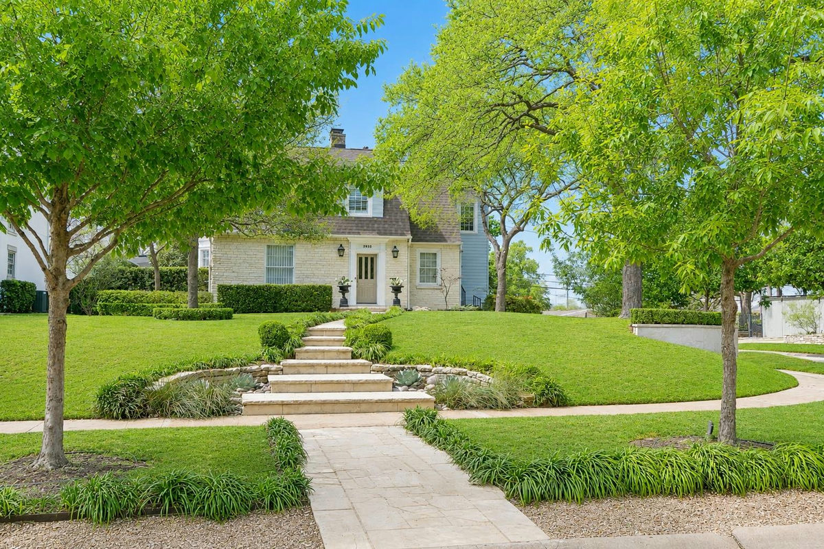 2428 Jarratt Ave — exterior