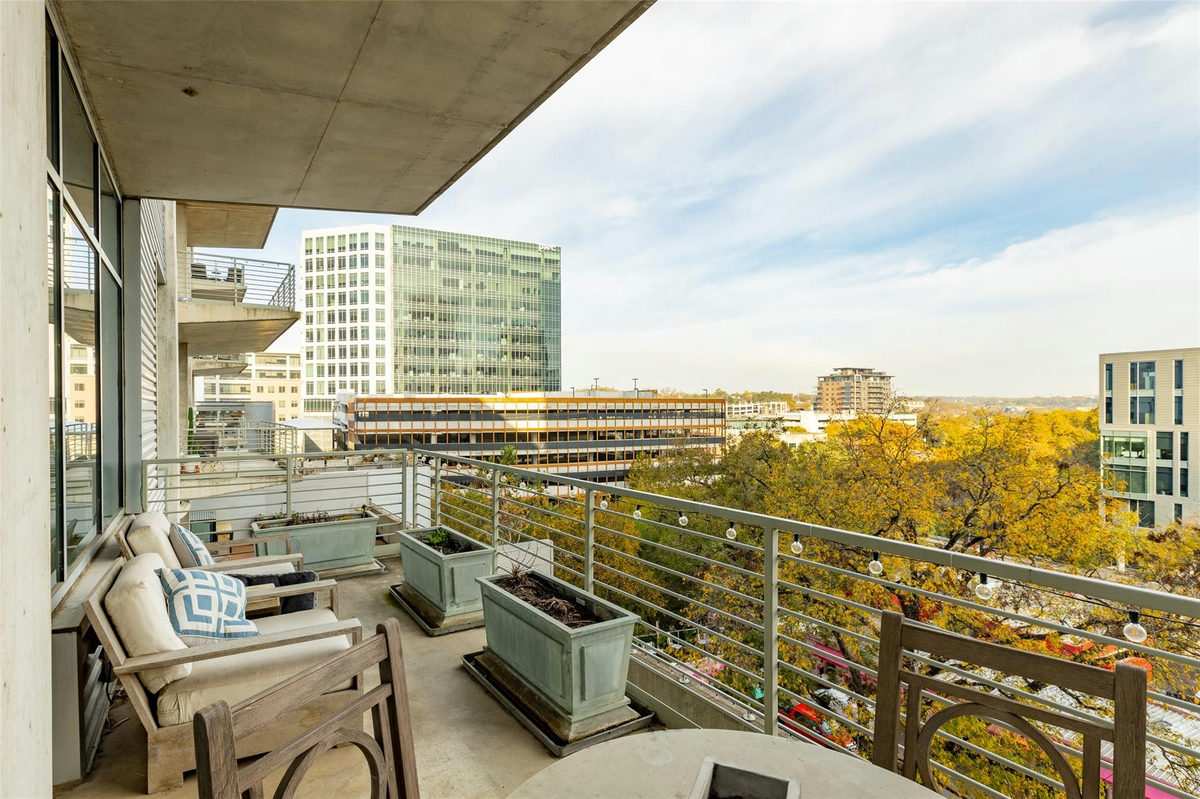 800 W 5th St #606 — exterior