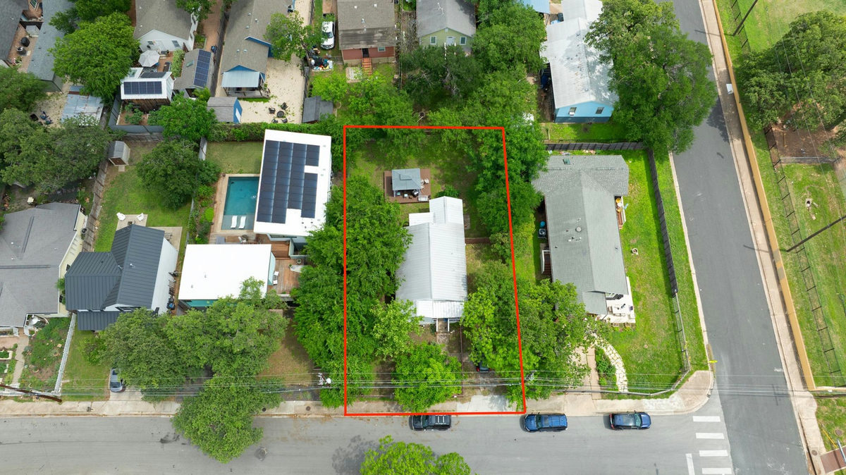 1121 Leona St — exterior