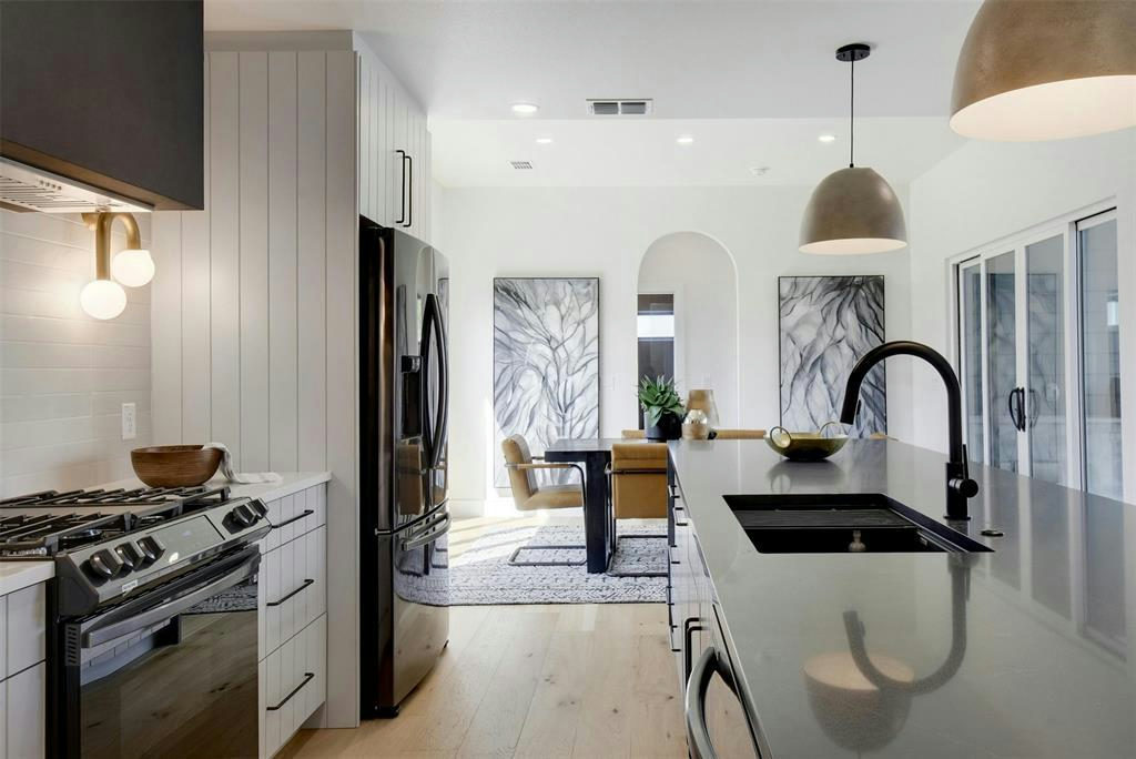 8300 Hathaway Dr — exterior