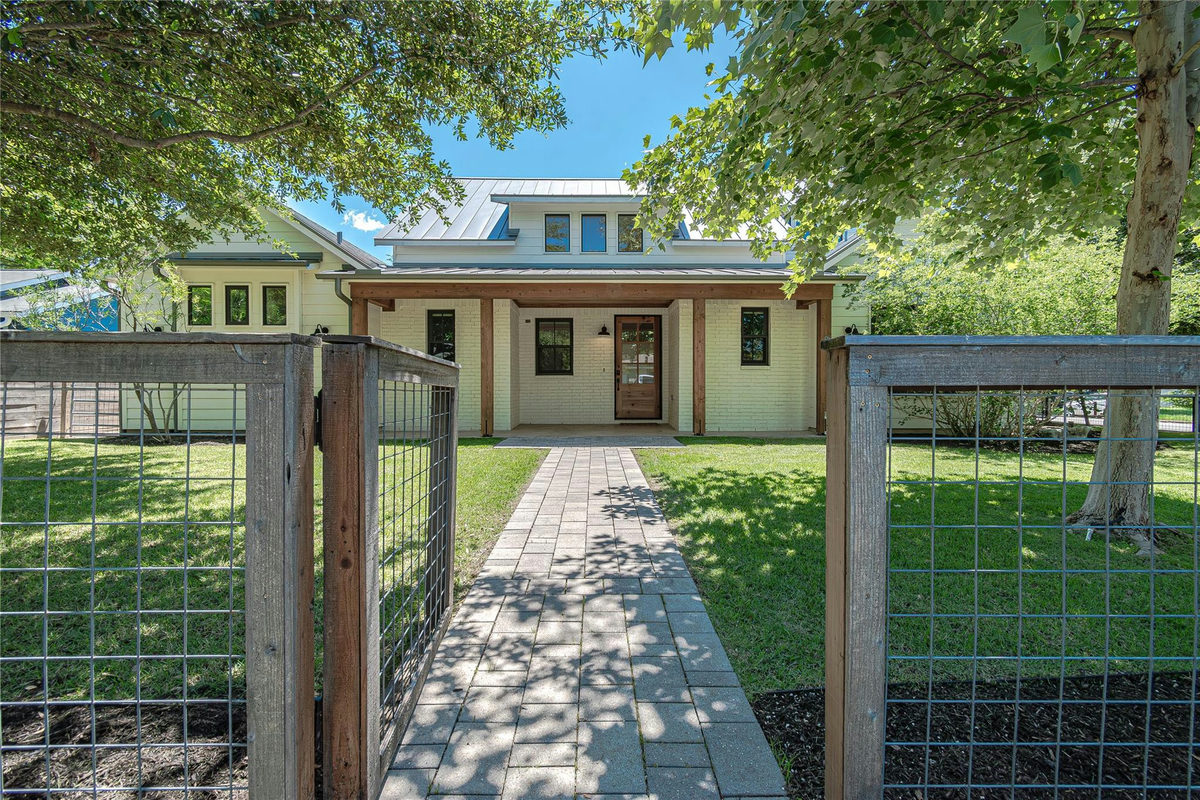 5805 Chesterfield Ave — exterior