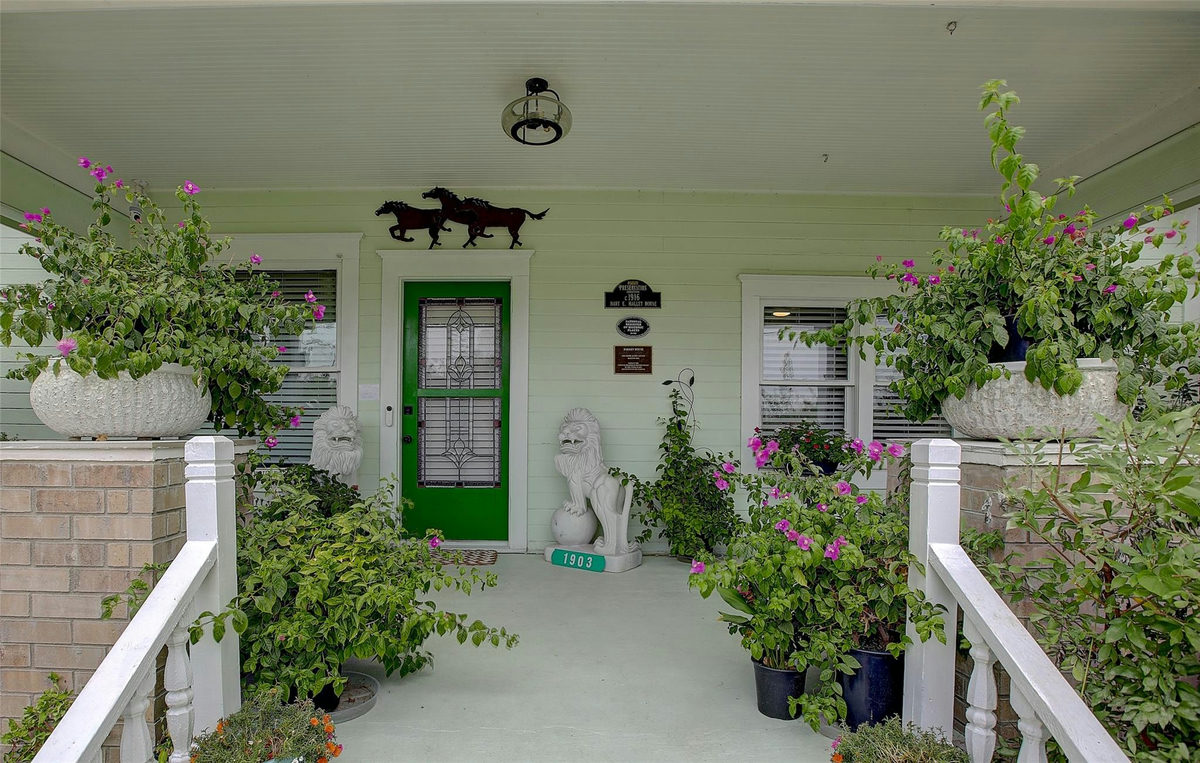 1903 S Austin Ave — exterior