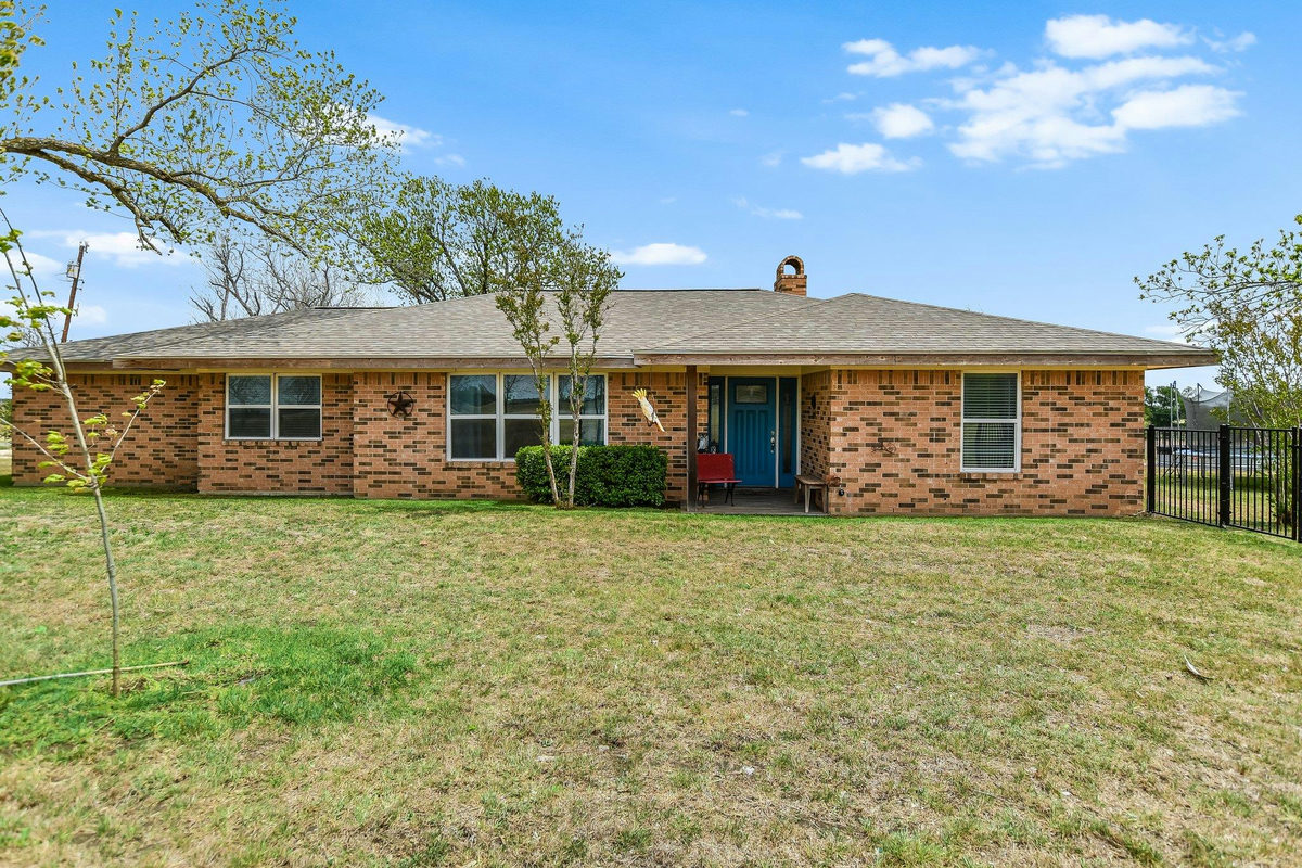 1601 County Road 463 (and CR 465) — exterior