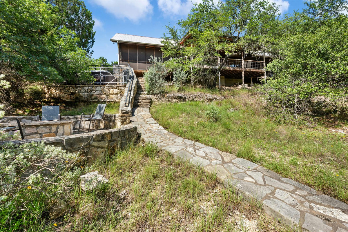 555 Hillsedge Rd — exterior