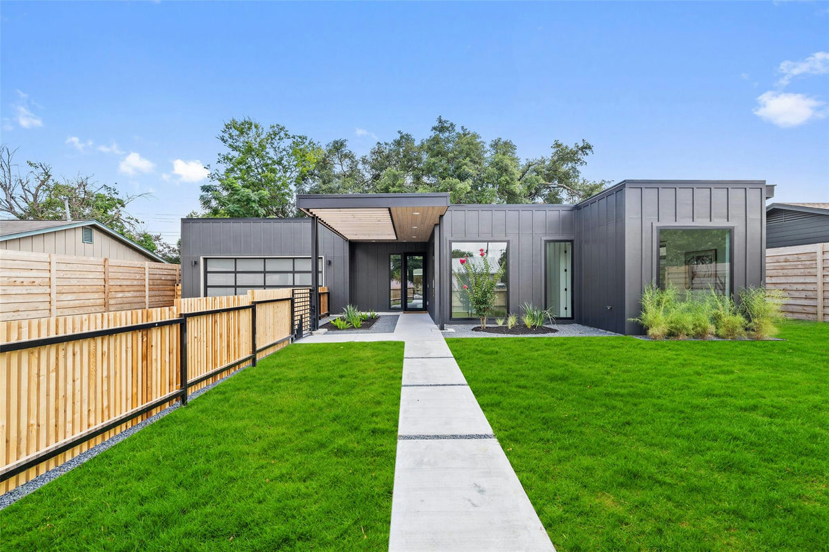 2305 Southern Oaks Dr — exterior
