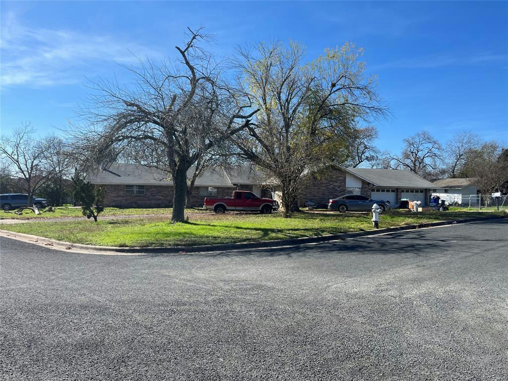 1701 Shadowview Dr — exterior
