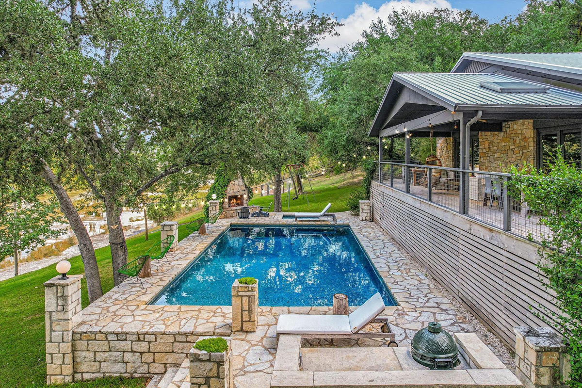 1121 Hidden Valley Rd — exterior
