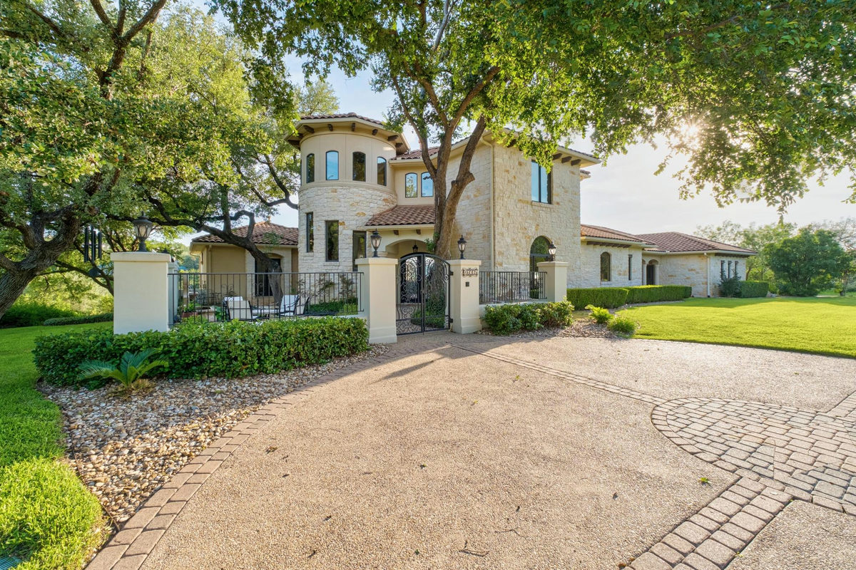 16005 Chateau Ave — photo 4