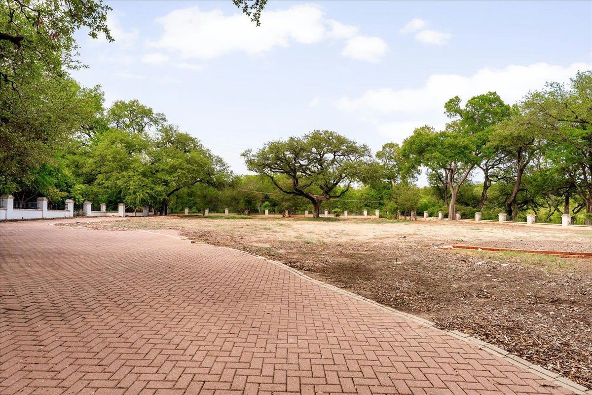 3917 Balcones Dr — photo 2