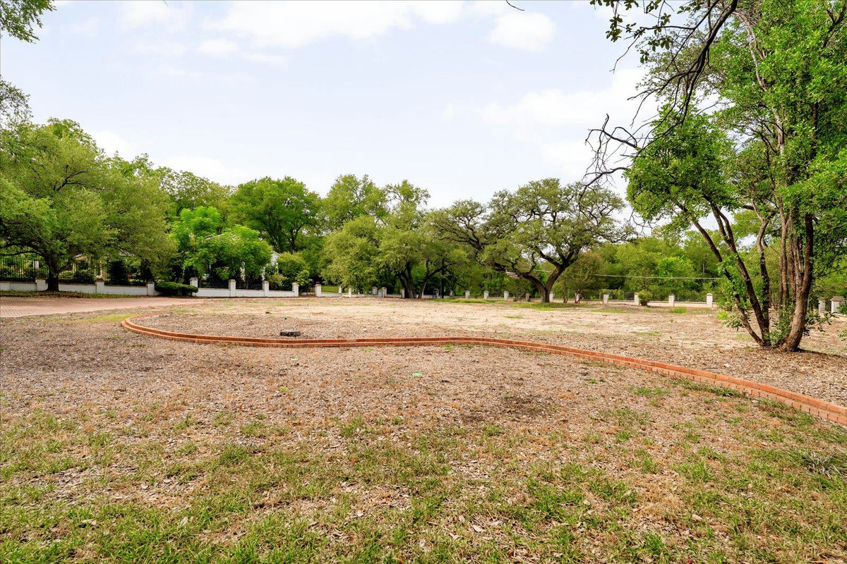 3917 Balcones Dr — exterior