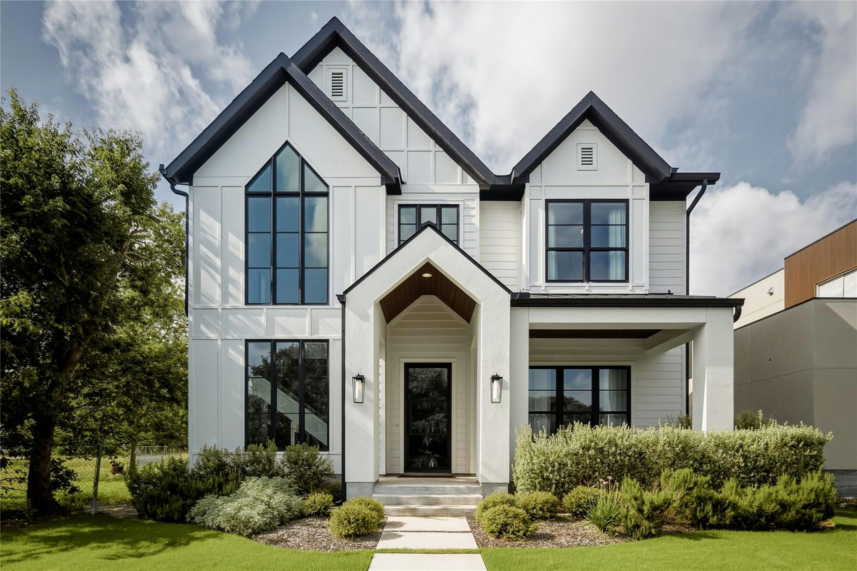705 W 10th St — exterior