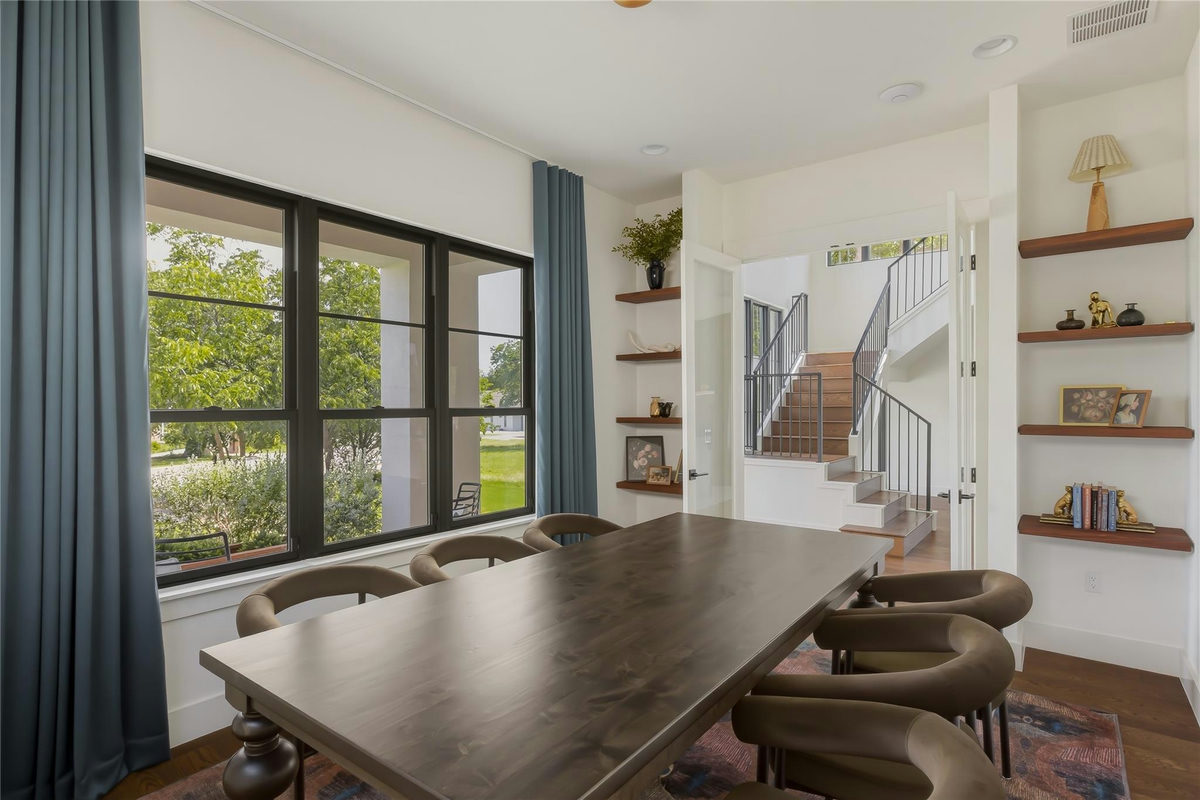 705 W 10th St — photo 3