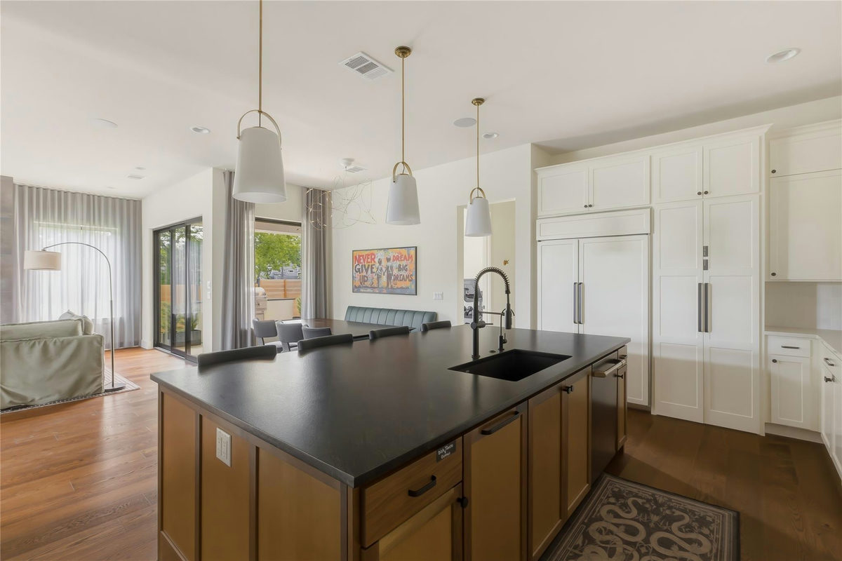 705 W 10th St — photo 5