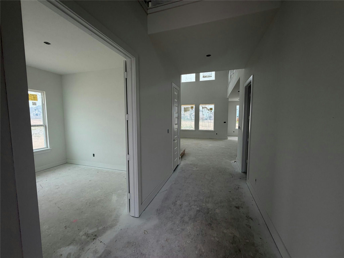 121 Clancy Dr — photo 3