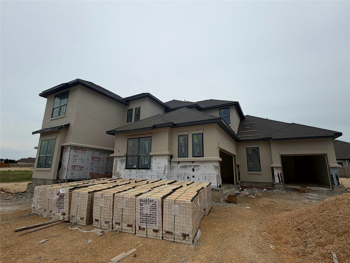 121 Clancy Dr — photo 2